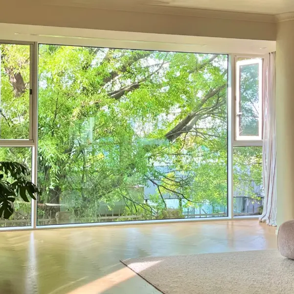 Alumiiniseoksesta lattiasta kattoon ulottuvat ikkunat